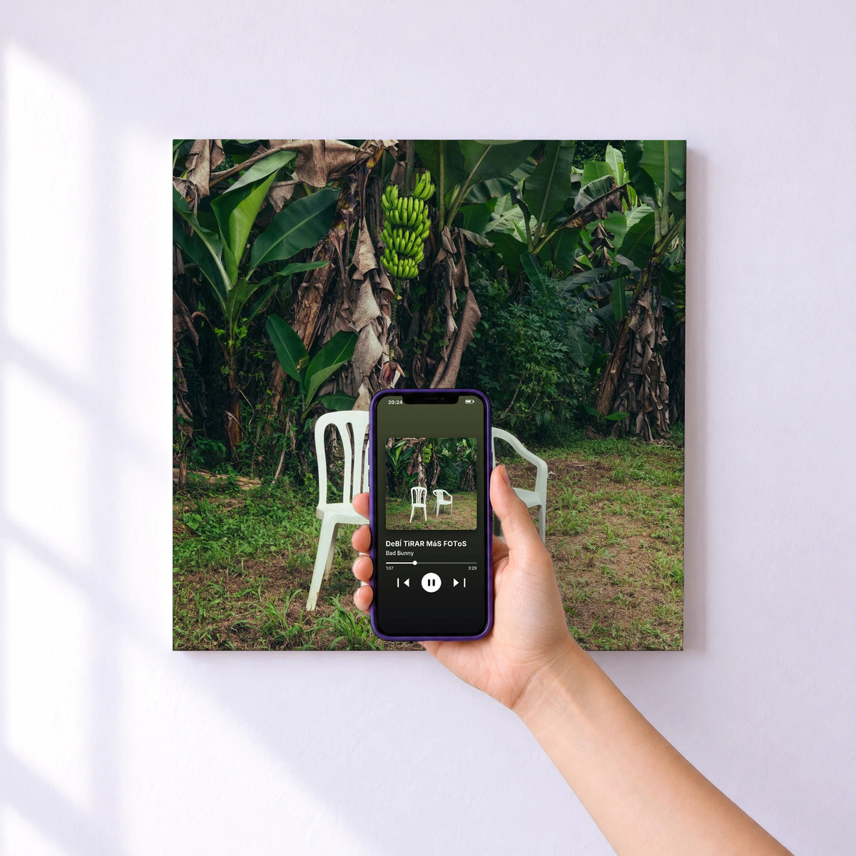 Affiche connectée DeBÍ TiRAR MáS FOToS de Bad Bunny au mur : l'album se lance en approchant le téléphone