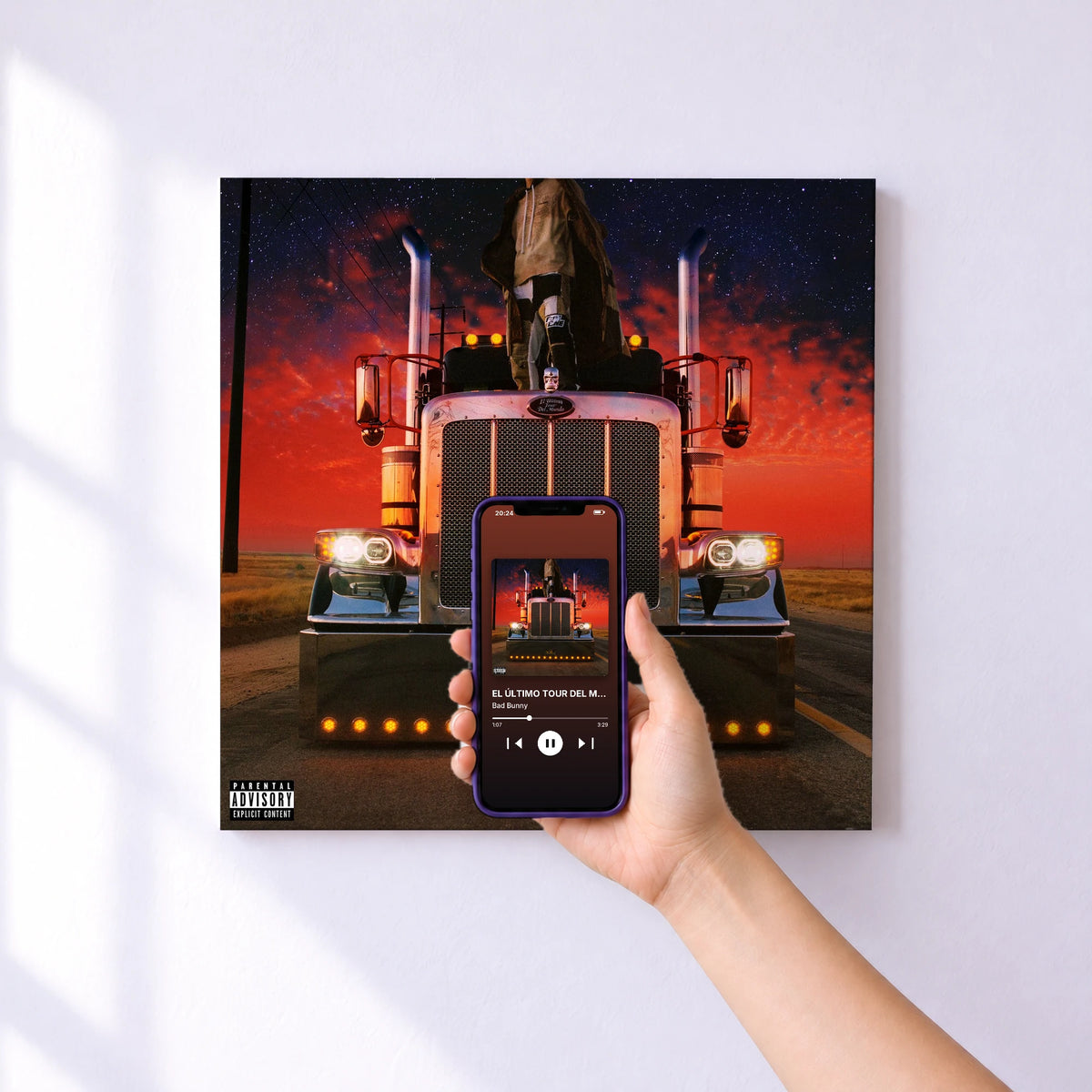 Affiche connectée EL ÚLTIMO TOUR DEL MUNDO de Bad Bunny au mur : l'album se lance en approchant le téléphone