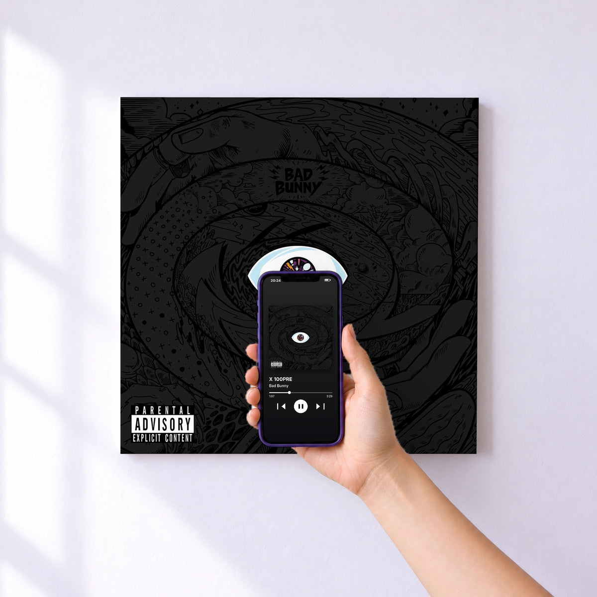 Affiche connectée X 100PRE de Bad Bunny au mur : l'album se lance en approchant le téléphone