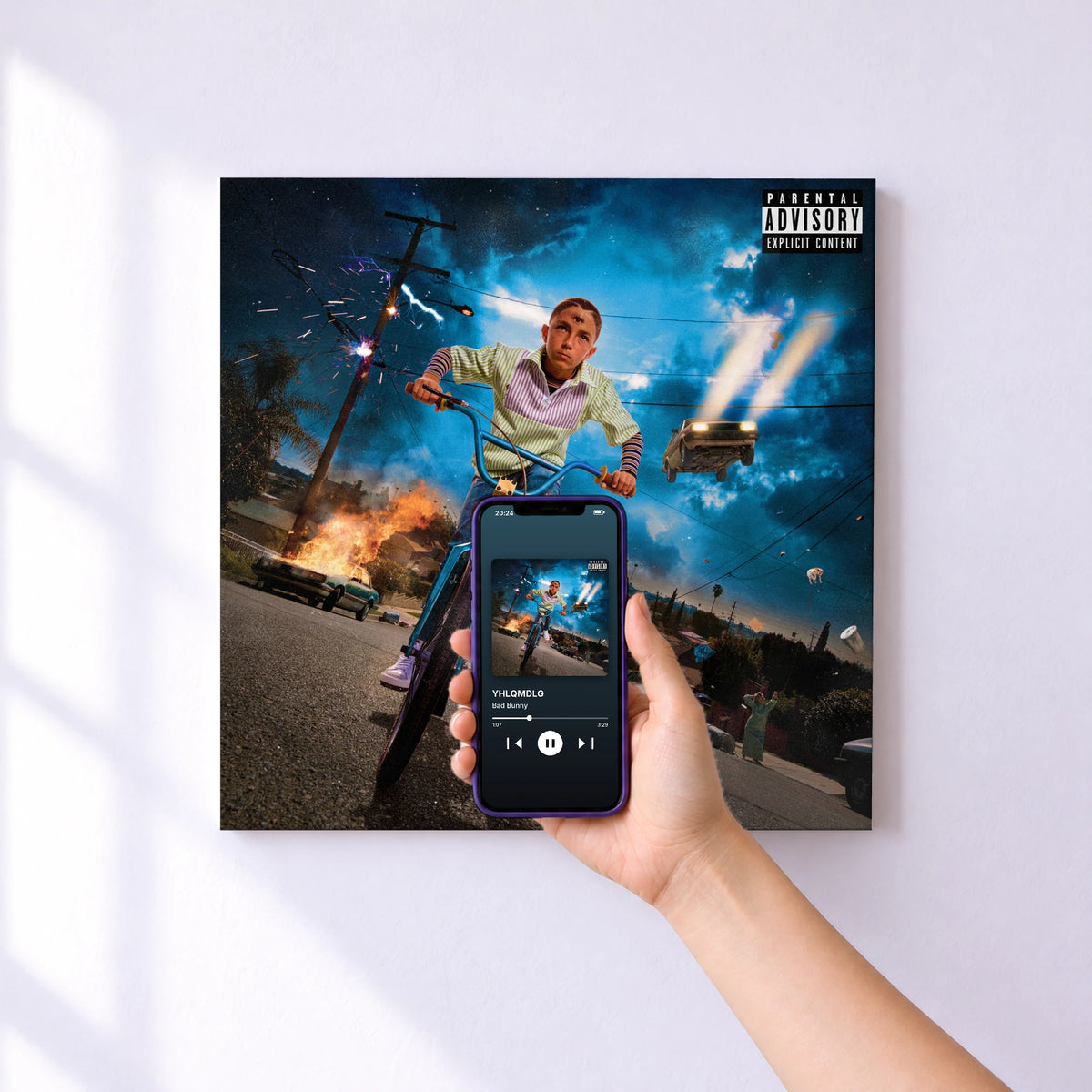 Affiche connectée YHLQMDLG de Bad Bunny au mur : l'album se lance en approchant le téléphone