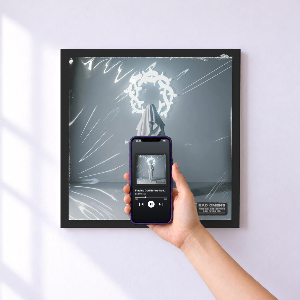 Affiche connectée Finding God Before God Finds Me (Deluxe) de Bad Omens au mur : l'album se lance en approchant le téléphone