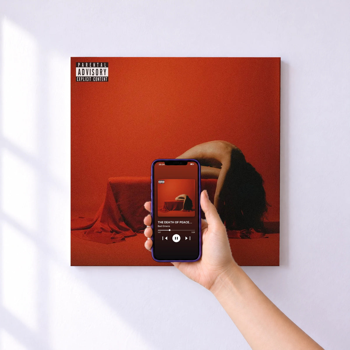 Affiche connectée THE DEATH OF PEACE OF MIND de Bad Omens au mur : l'album se lance en approchant le téléphone
