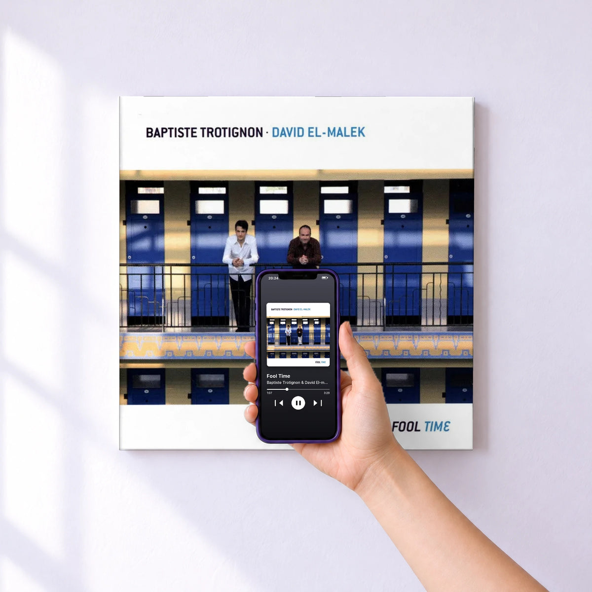 Affiche connectée Fool Time de Baptiste Trotignon & David El-malek au mur : l'album se lance en approchant le téléphone