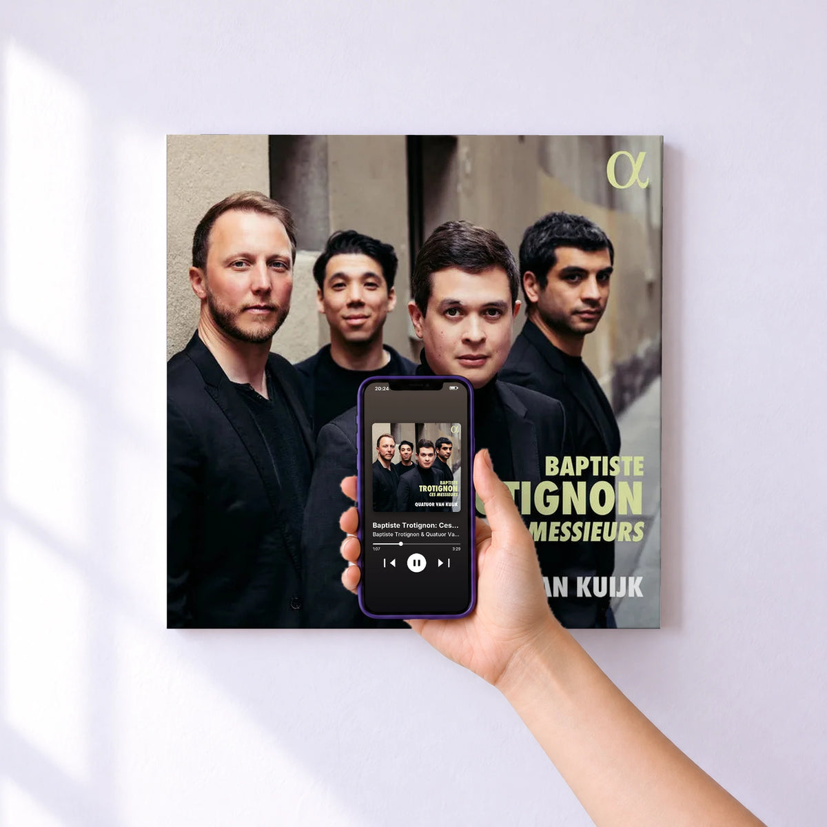 Affiche connectée Baptiste Trotignon: Ces Messieurs de Baptiste Trotignon & Quatuor Van Kuijk au mur : l'album se lance en approchant le téléphone