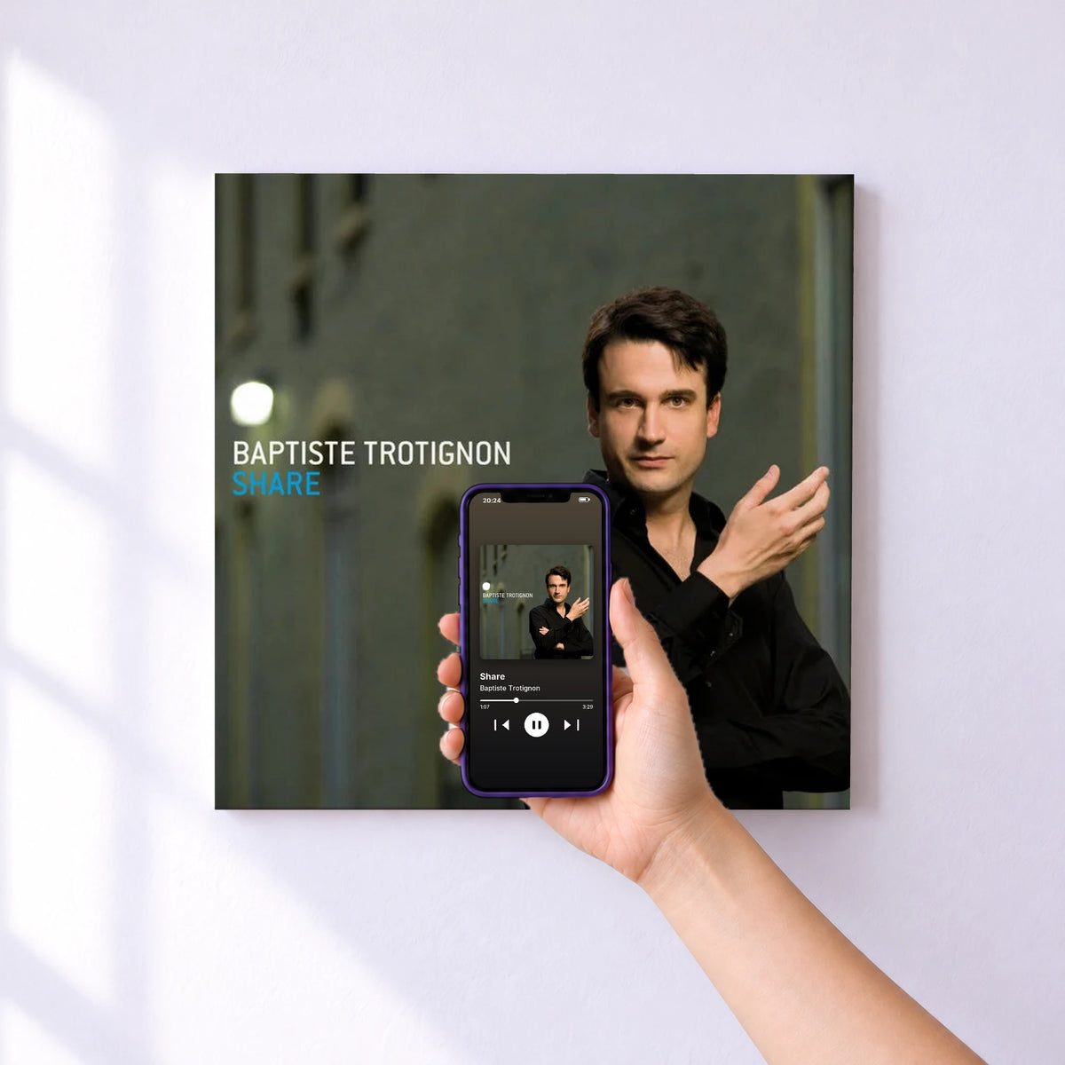 Affiche connectée Share de Baptiste Trotignon au mur : l'album se lance en approchant le téléphone