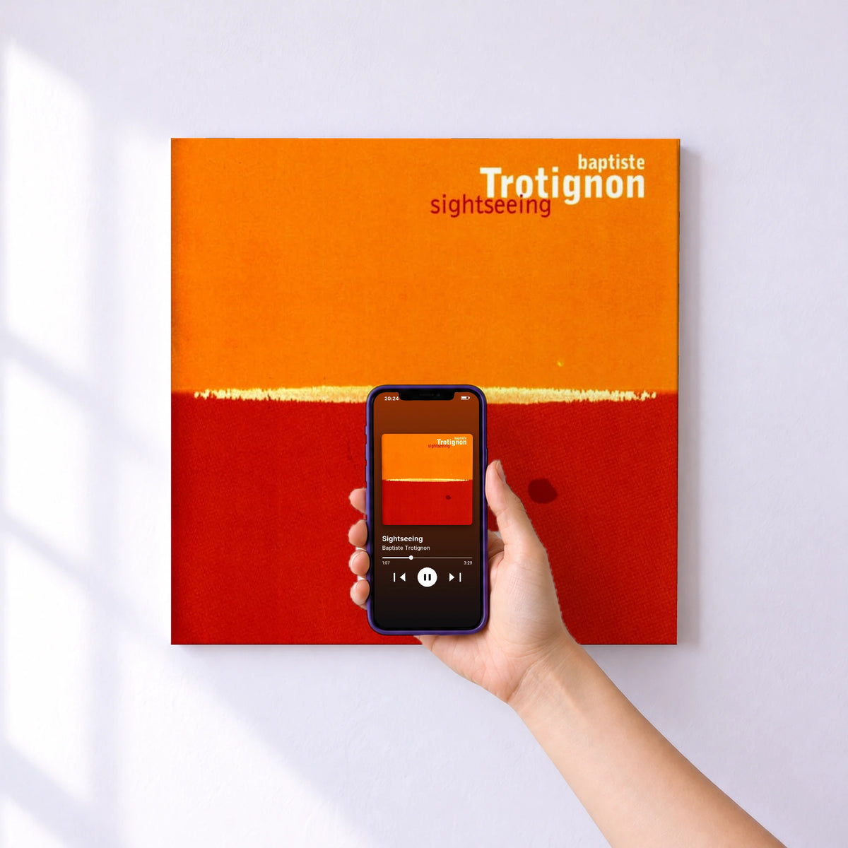 Affiche connectée Sightseeing de Baptiste Trotignon au mur : l'album se lance en approchant le téléphone