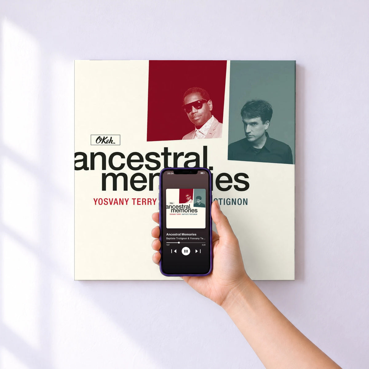 Affiche connectée Ancestral Memories de Baptiste Trotignon & Yosvany Terry & Baptiste Trotignon & Yosvany Terry au mur : l'album se lance en approchant le téléphone