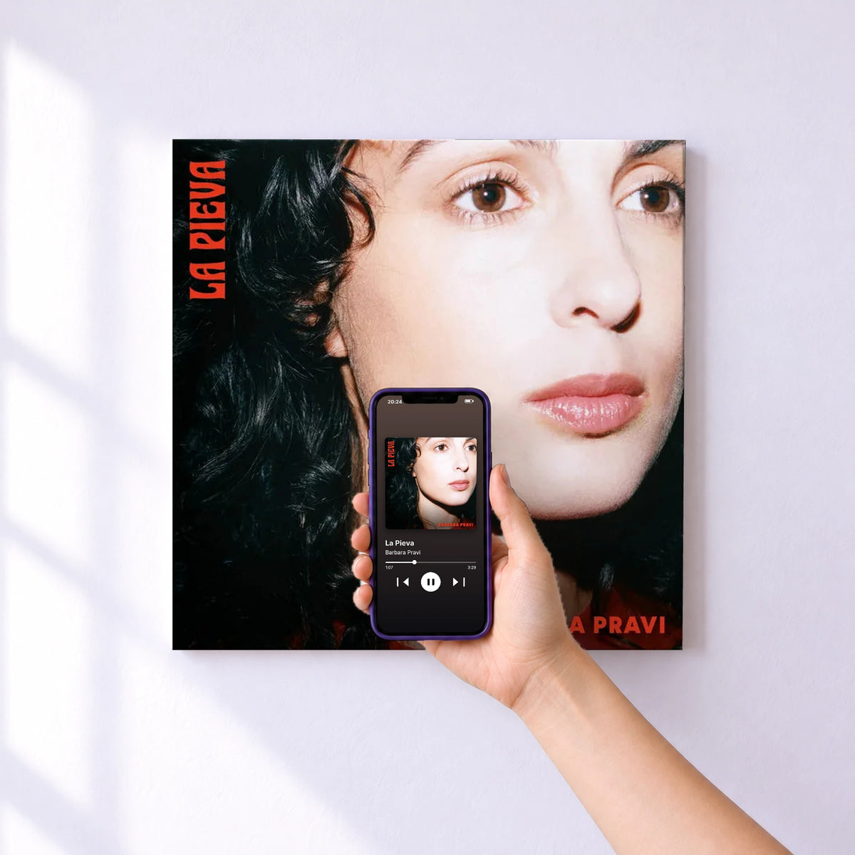 Affiche connectée La Pieva de Barbara Pravi au mur : l'album se lance en approchant le téléphone