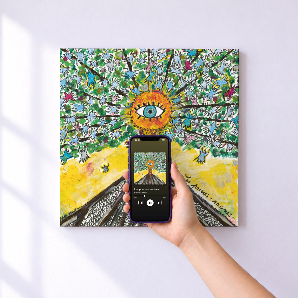 Affiche connectée Les prières - racines de Barbara Pravi au mur : l'album se lance en approchant le téléphone