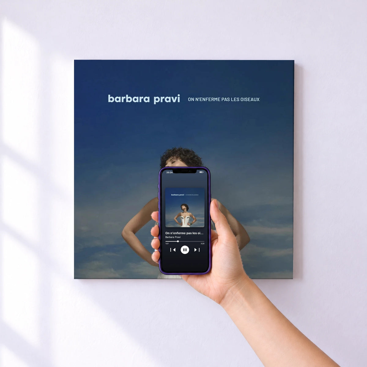 Affiche connectée On n’enferme pas les oiseaux de Barbara Pravi au mur : l'album se lance en approchant le téléphone