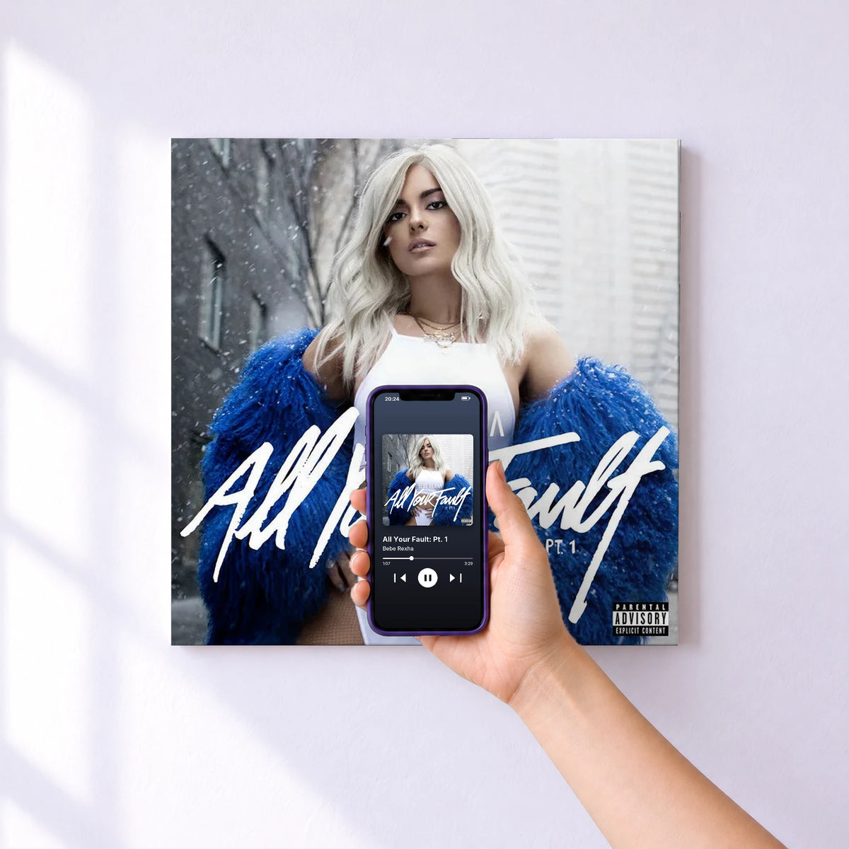 Affiche connectée All Your Fault: Pt. 1 de Bebe Rexha au mur : l'album se lance en approchant le téléphone
