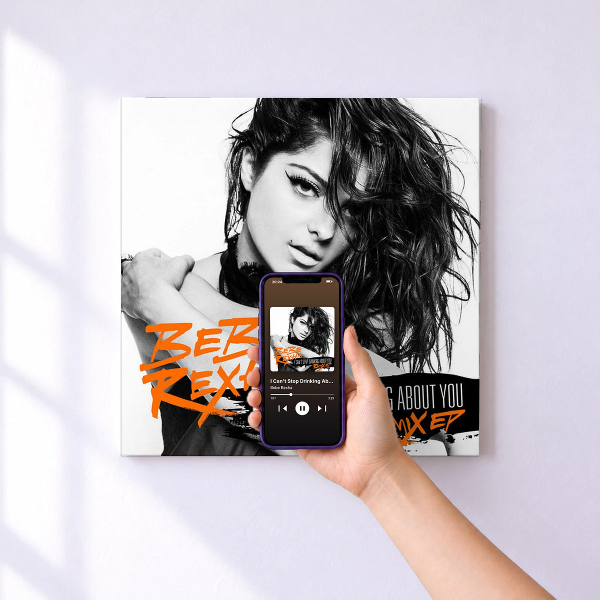 Affiche connectée I Can't Stop Drinking About You Remix EP de Bebe Rexha au mur : l'album se lance en approchant le téléphone