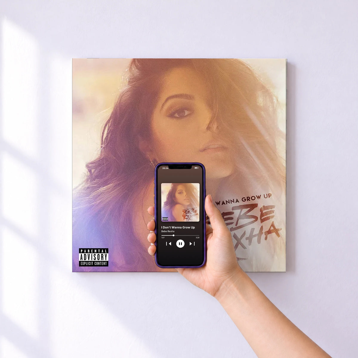 Affiche connectée I Don't Wanna Grow Up de Bebe Rexha au mur : l'album se lance en approchant le téléphone