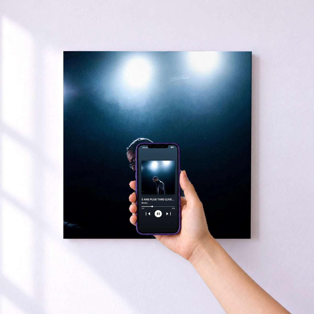Affiche connectée 5 ANS PLUS TARD (LIVE SESSION) de Beeby au mur : l'album se lance en approchant le téléphone