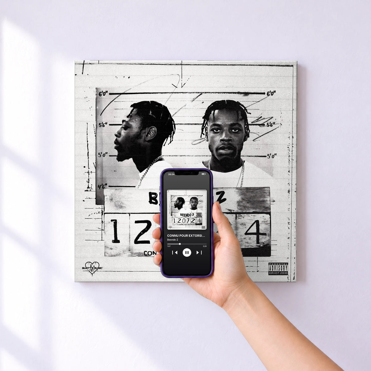 Affiche connectée CONNU POUR EXTORSION de Beendo Z au mur : l'album se lance en approchant le téléphone