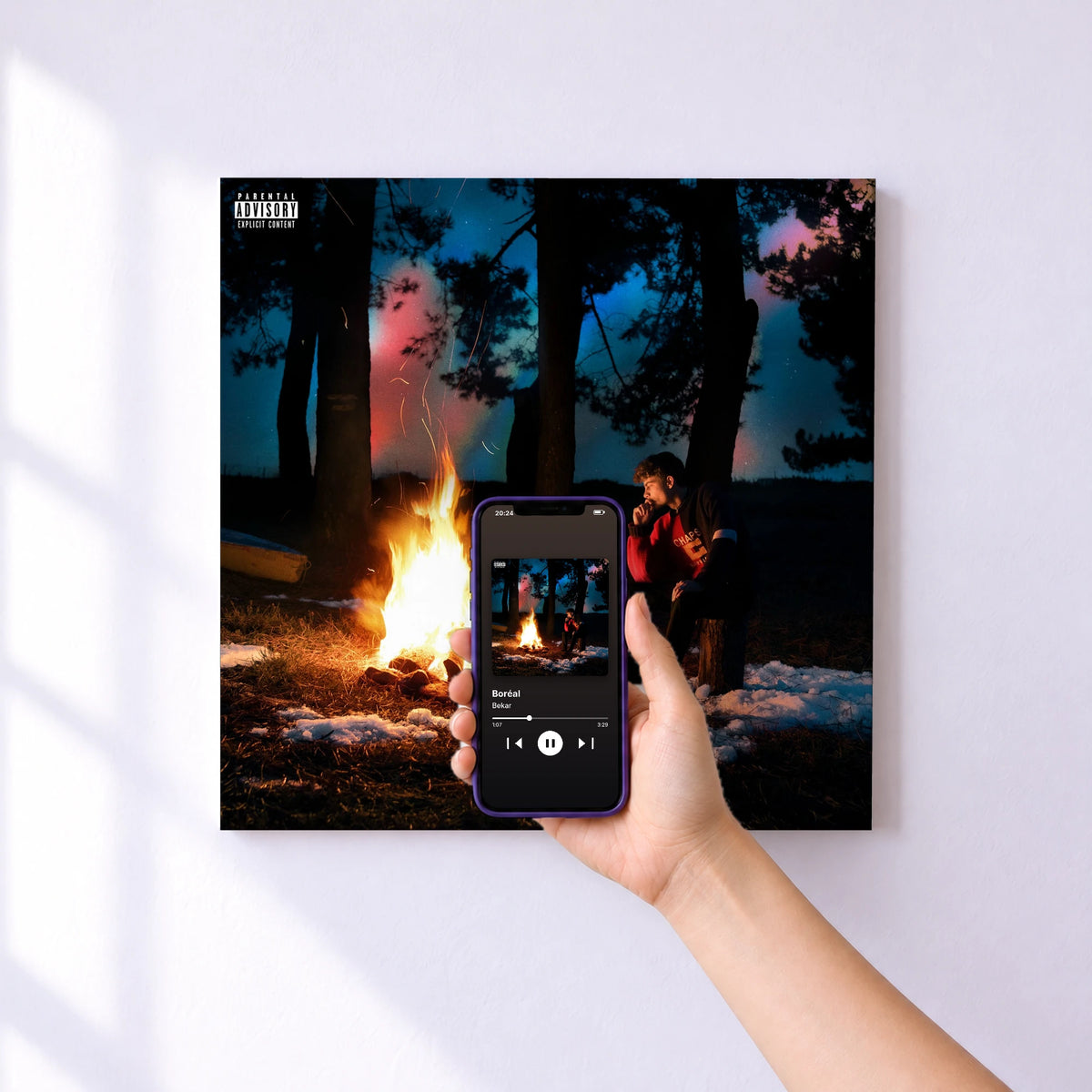 Affiche connectée Boréal de Bekar au mur : l'album se lance en approchant le téléphone
