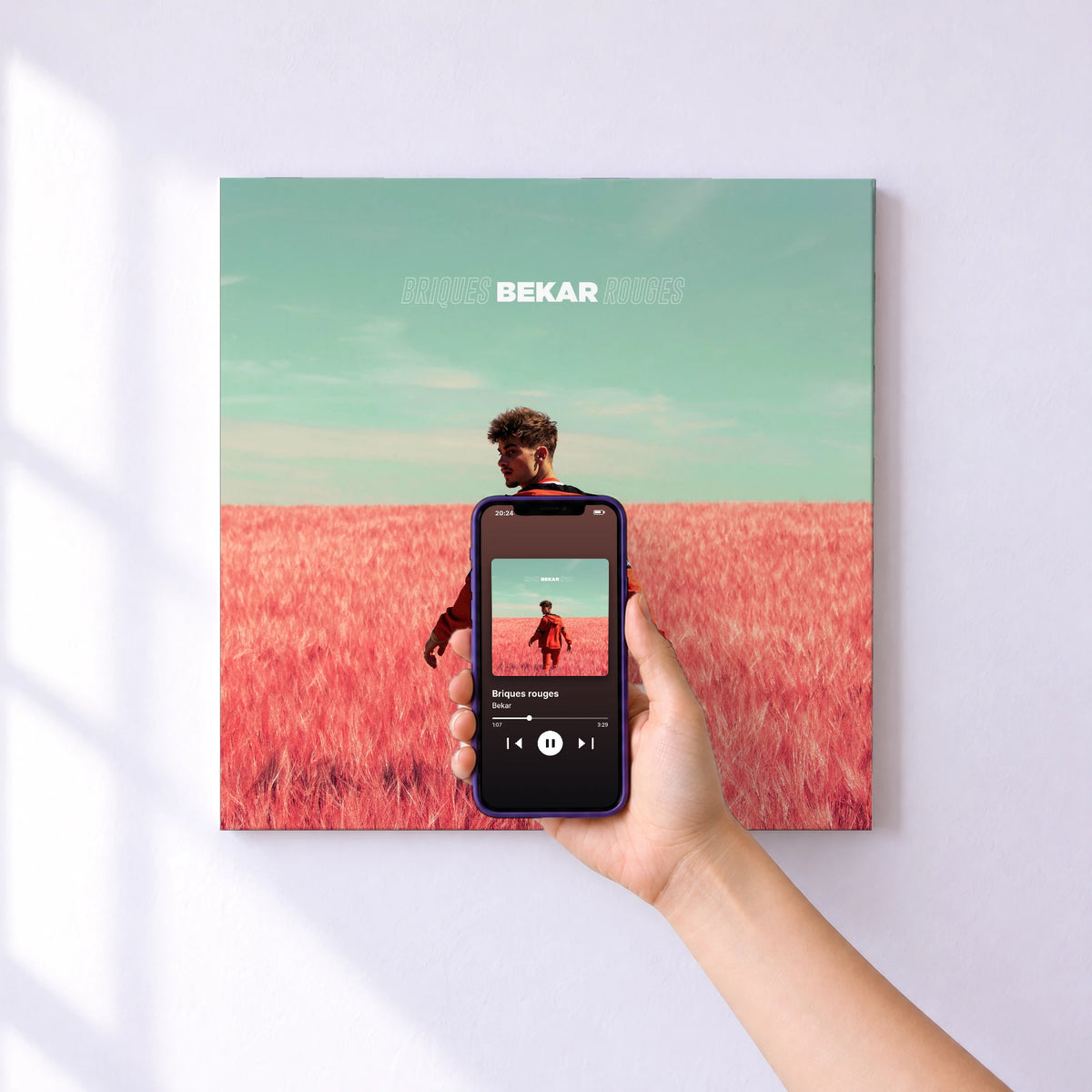 Affiche connectée Briques rouges de Bekar au mur : l'album se lance en approchant le téléphone