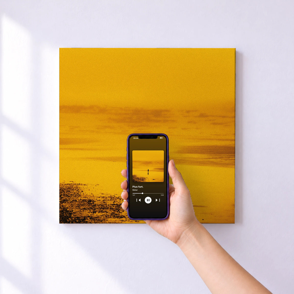 Affiche connectée Plus fort. de Bekar au mur : l'album se lance en approchant le téléphone