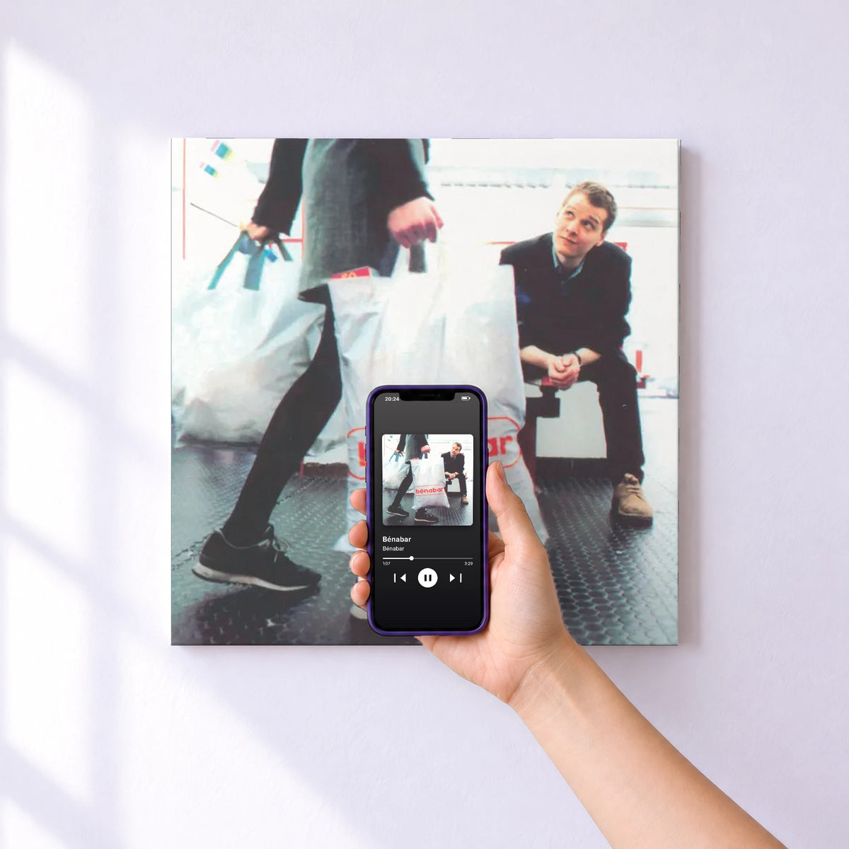 Affiche connectée Bénabar de Bénabar au mur : l'album se lance en approchant le téléphone