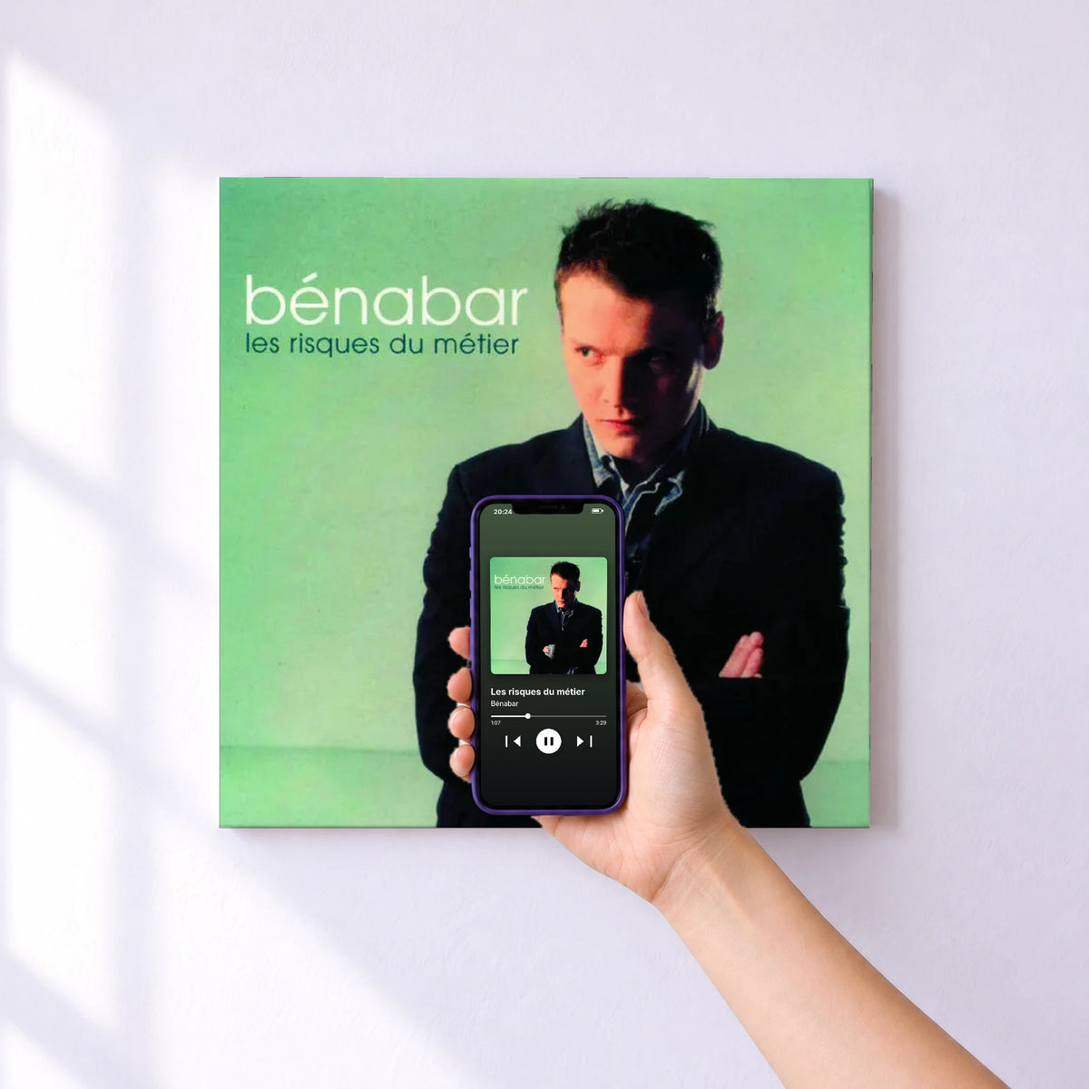 Affiche connectée Les risques du métier de Bénabar au mur : l'album se lance en approchant le téléphone