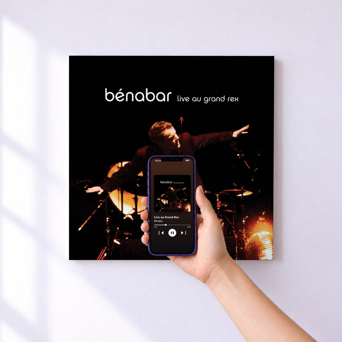 Affiche connectée Live au Grand Rex de Bénabar au mur : l'album se lance en approchant le téléphone