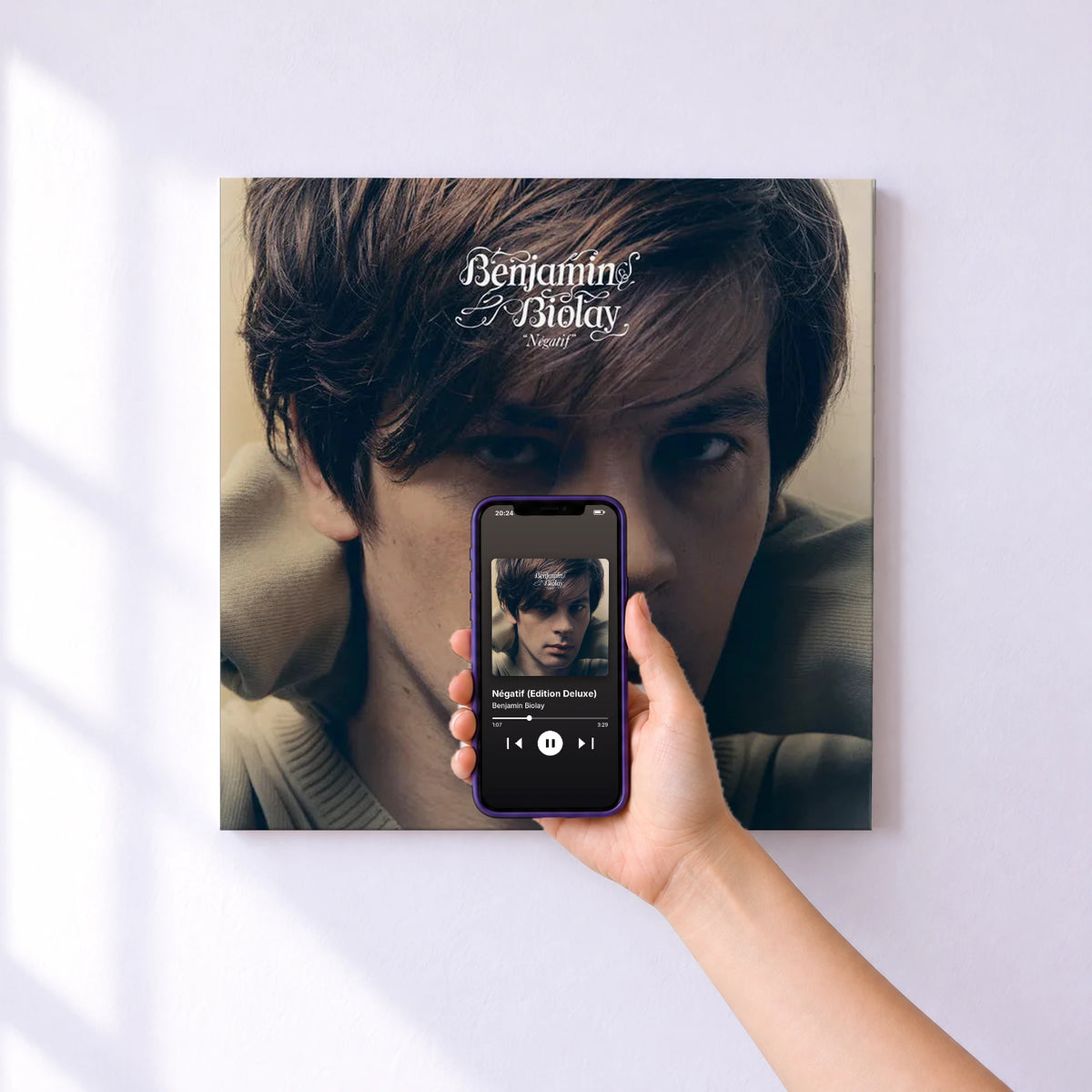 Affiche connectée Négatif (Edition Deluxe) de Benjamin Biolay au mur : l'album se lance en approchant le téléphone