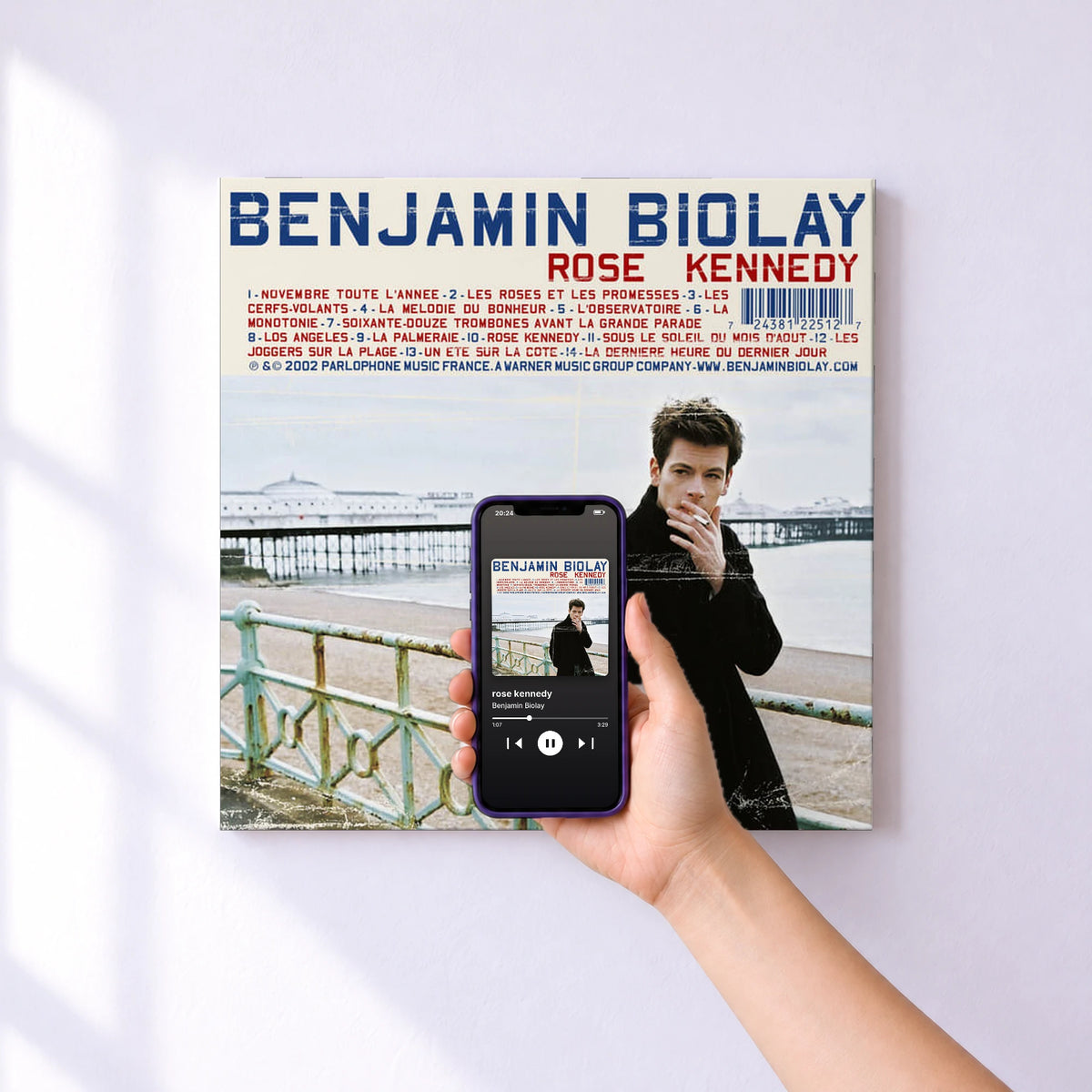 Affiche connectée rose kennedy de Benjamin Biolay au mur : l'album se lance en approchant le téléphone