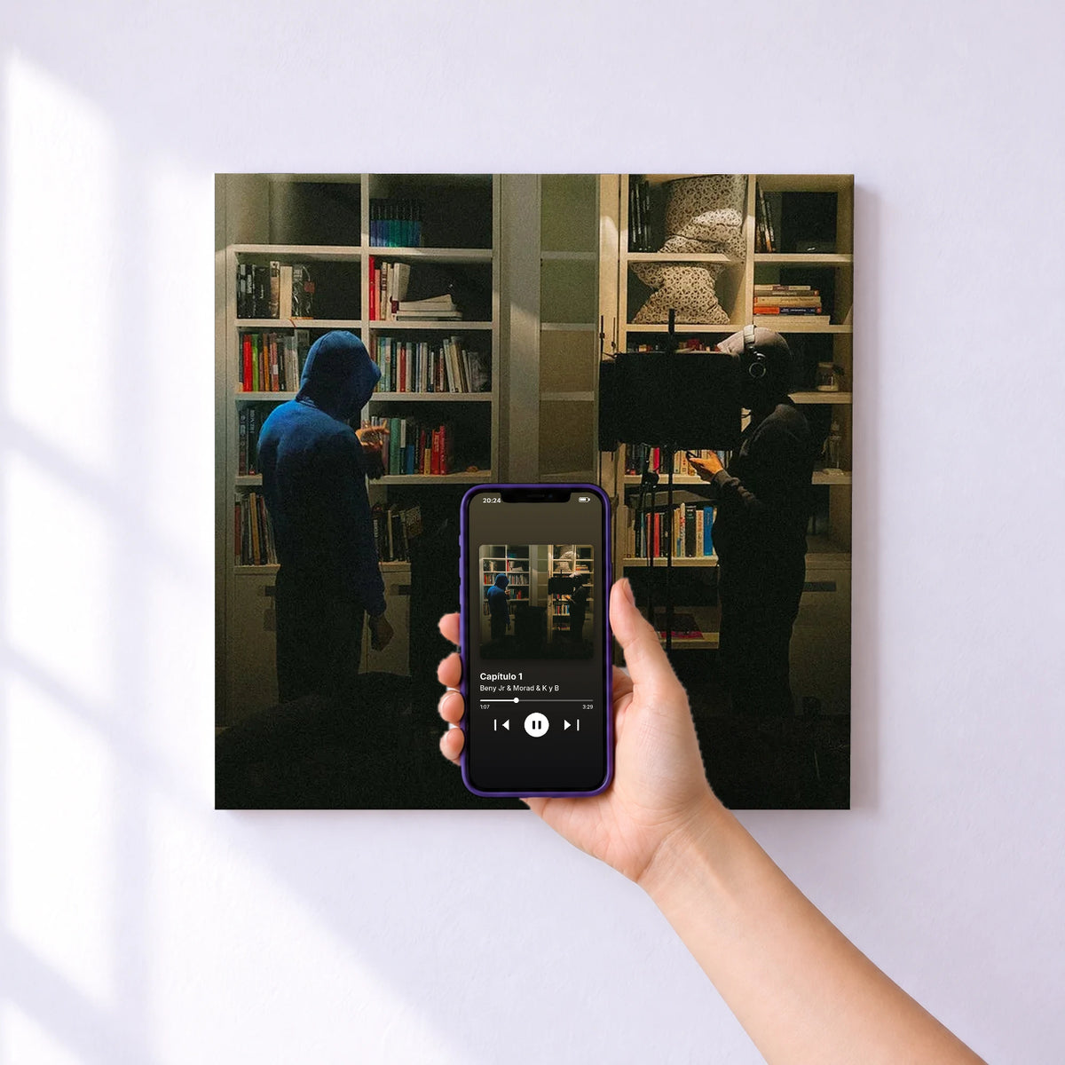 Affiche connectée Capítulo 1 de Beny Jr & Morad & K y B au mur : l'album se lance en approchant le téléphone