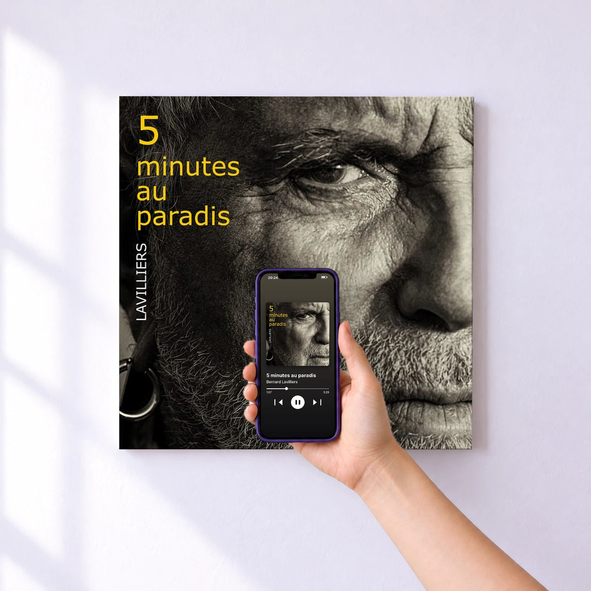 Affiche connectée 5 minutes au paradis de Bernard Lavilliers au mur : l'album se lance en approchant le téléphone