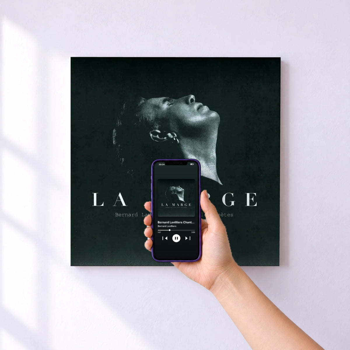 Affiche connectée Bernard Lavilliers Chante Les Poètes de Bernard Lavilliers au mur : l'album se lance en approchant le téléphone