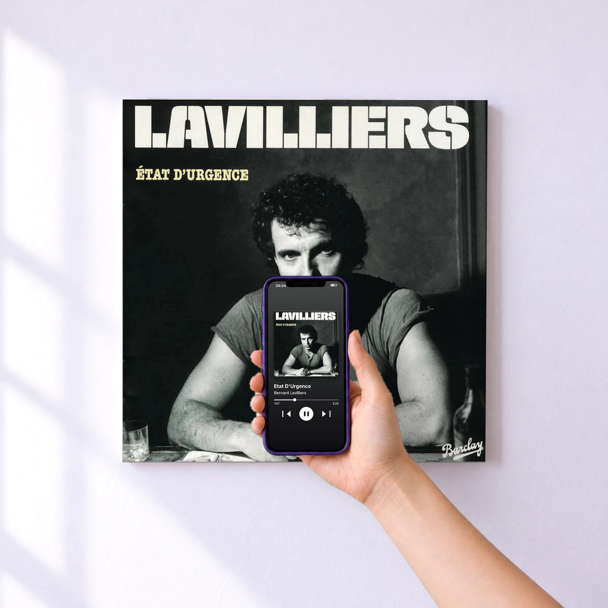 Affiche connectée Etat D'Urgence de Bernard Lavilliers au mur : l'album se lance en approchant le téléphone