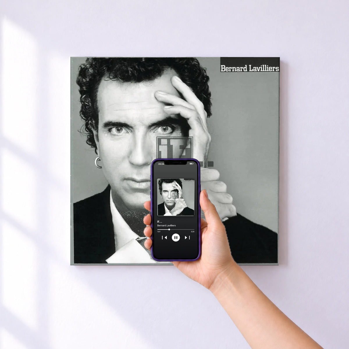 Affiche connectée If... de Bernard Lavilliers au mur : l'album se lance en approchant le téléphone