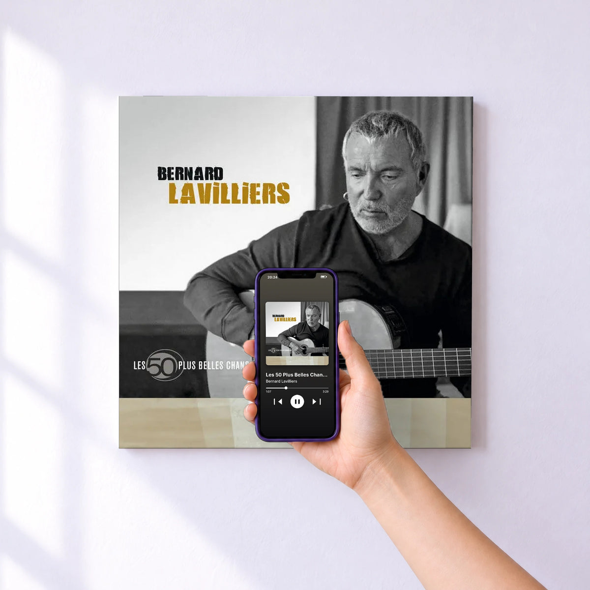 Affiche connectée Les 50 Plus Belles Chansons De Bernard Lavilliers de Bernard Lavilliers au mur : l'album se lance en approchant le téléphone