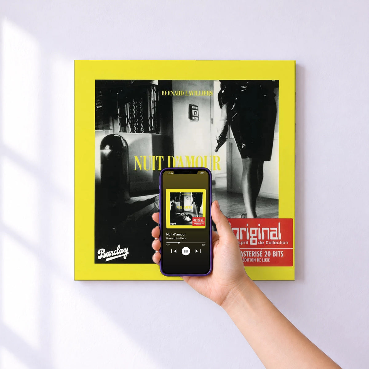 Affiche connectée Nuit d'amour de Bernard Lavilliers au mur : l'album se lance en approchant le téléphone