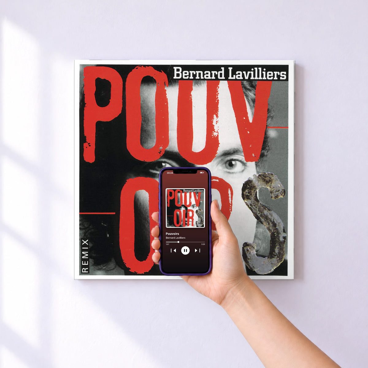 Affiche connectée Pouvoirs de Bernard Lavilliers au mur : l'album se lance en approchant le téléphone