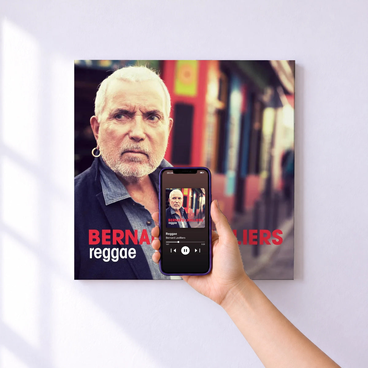 Affiche connectée Reggae de Bernard Lavilliers au mur : l'album se lance en approchant le téléphone