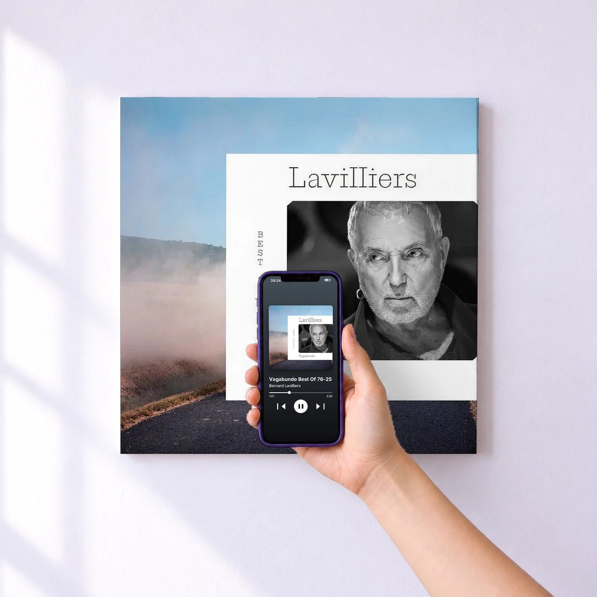 Affiche connectée Vagabundo Best Of 76-25 de Bernard Lavilliers au mur : l'album se lance en approchant le téléphone