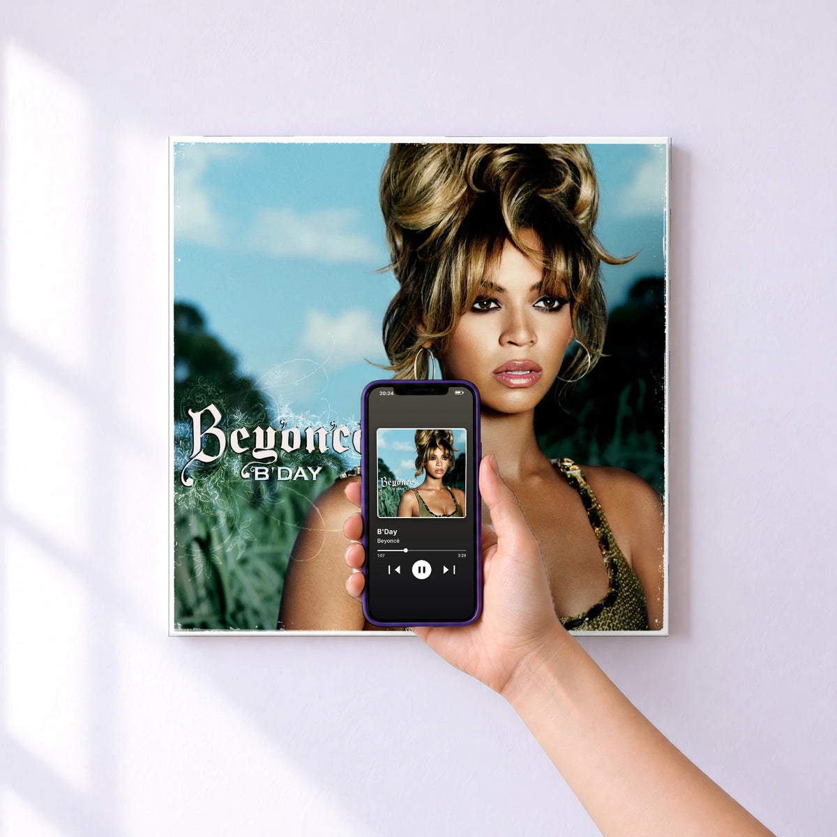 Affiche connectée B'Day de Beyoncé au mur : l'album se lance en approchant le téléphone