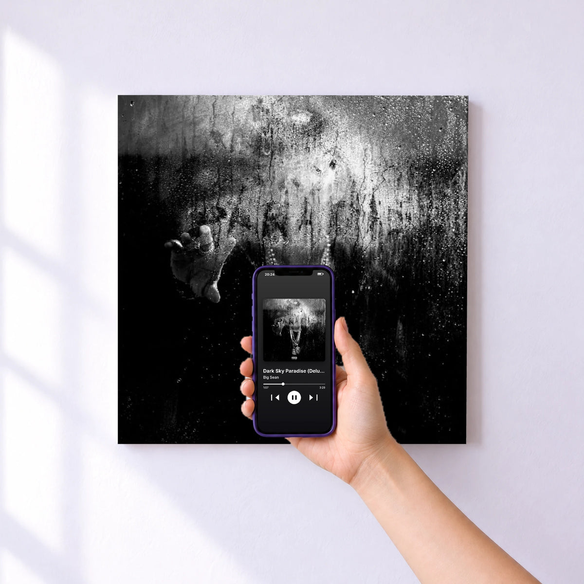 Affiche connectée Dark Sky Paradise (Deluxe) de Big Sean au mur : l'album se lance en approchant le téléphone
