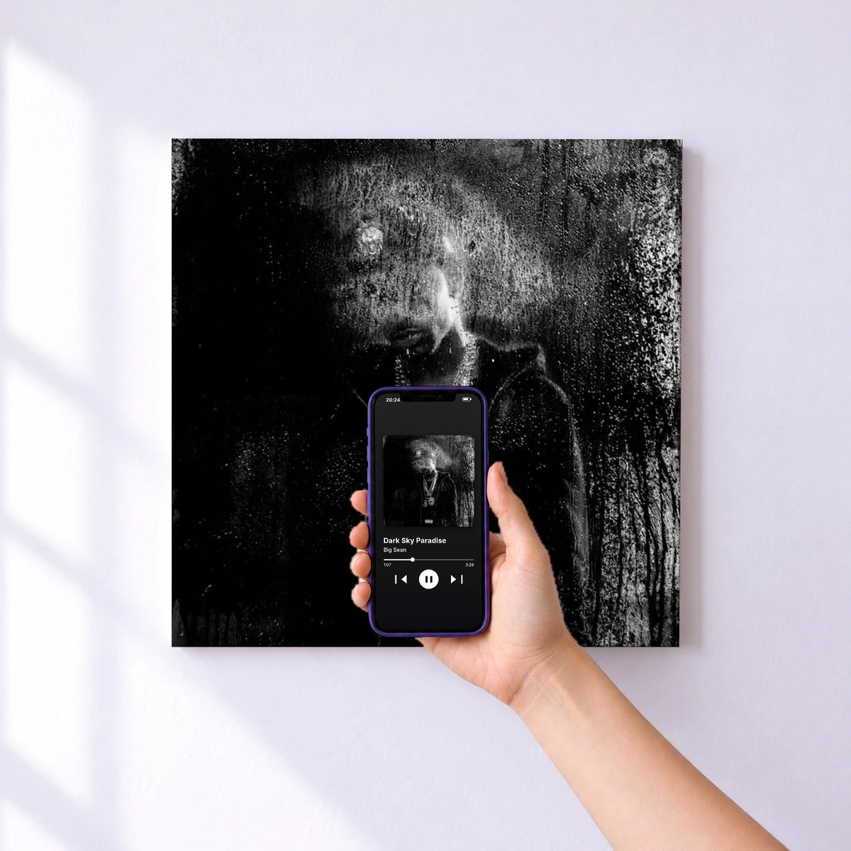 Affiche connectée Dark Sky Paradise de Big Sean au mur : l'album se lance en approchant le téléphone