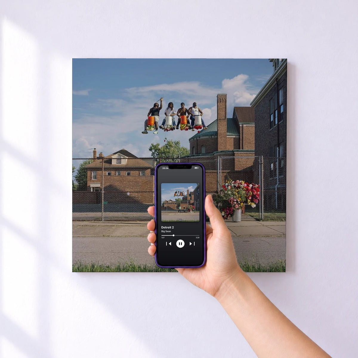 Affiche connectée Detroit 2 de Big Sean au mur : l'album se lance en approchant le téléphone