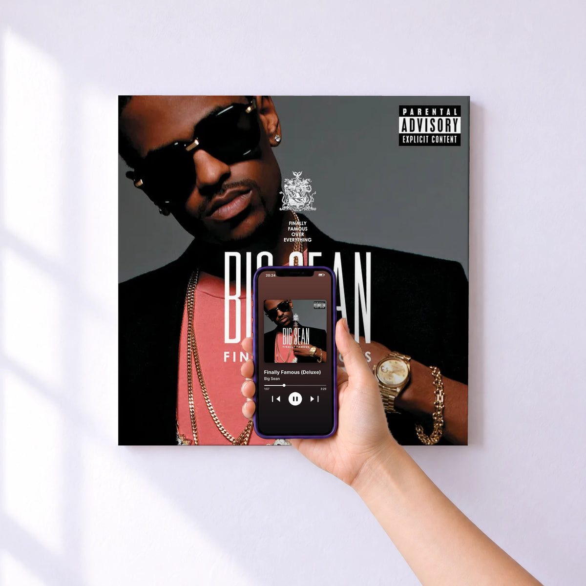 Affiche connectée Finally Famous (Deluxe) de Big Sean au mur : l'album se lance en approchant le téléphone