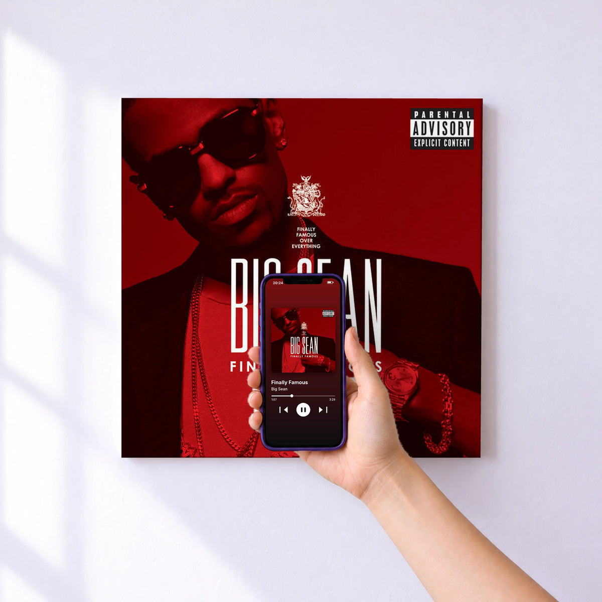 Affiche connectée Finally Famous de Big Sean au mur : l'album se lance en approchant le téléphone