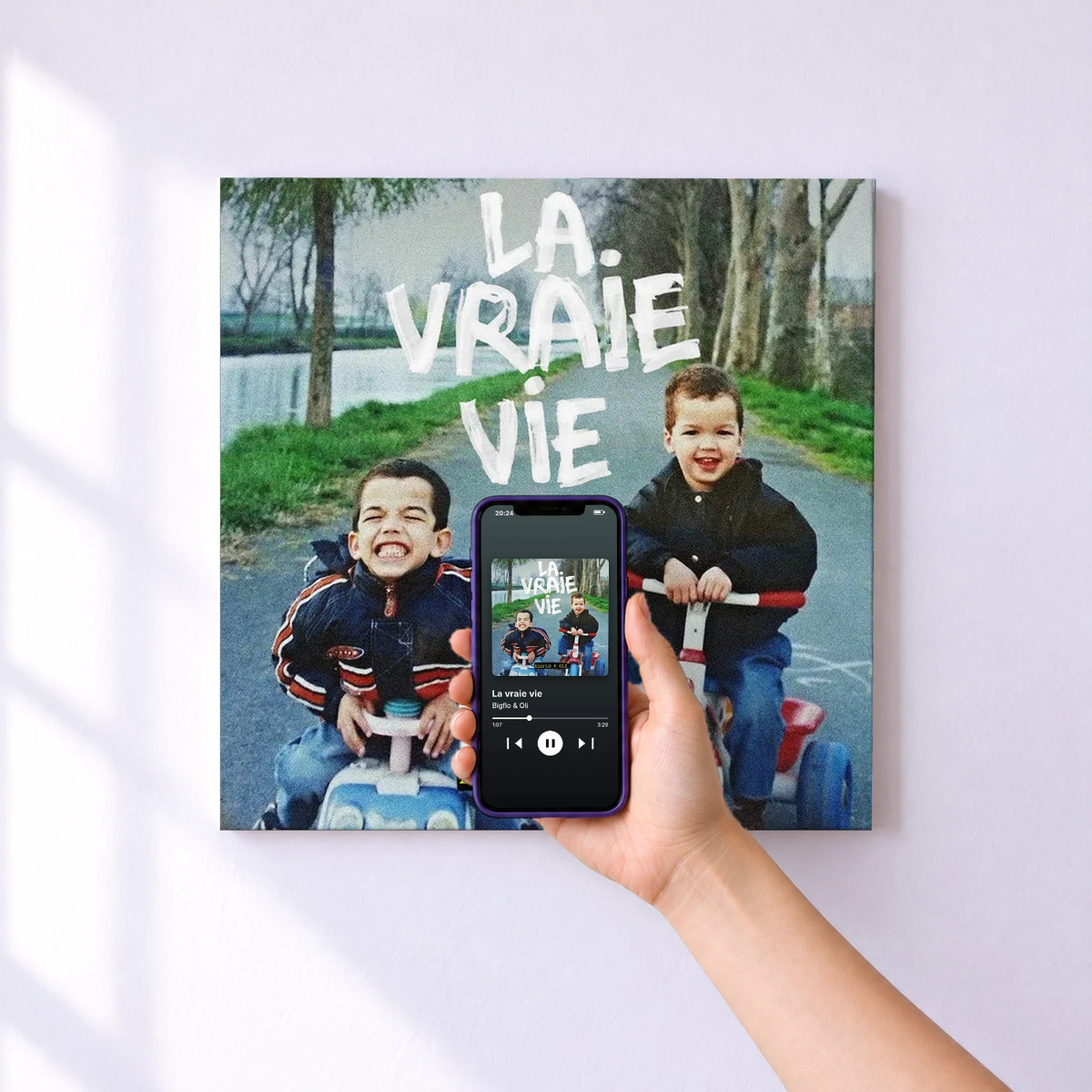 Affiche connectée La vraie vie de Bigflo & Oli au mur : l'album se lance en approchant le téléphone