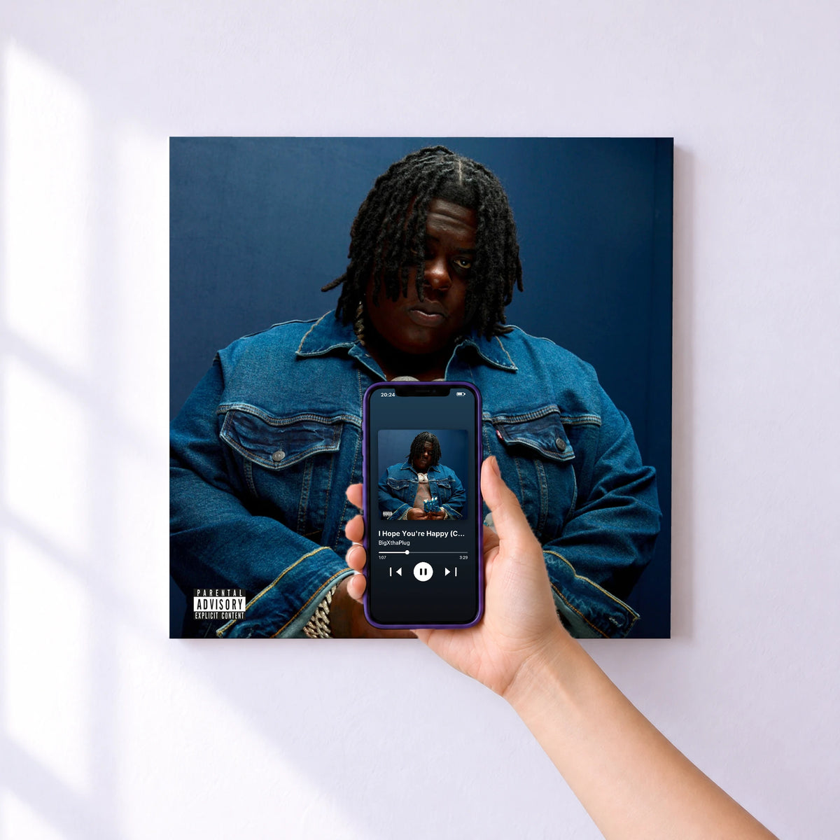Affiche connectée I Hope You're Happy (Commentary Version) de BigXthaPlug au mur : l'album se lance en approchant le téléphone