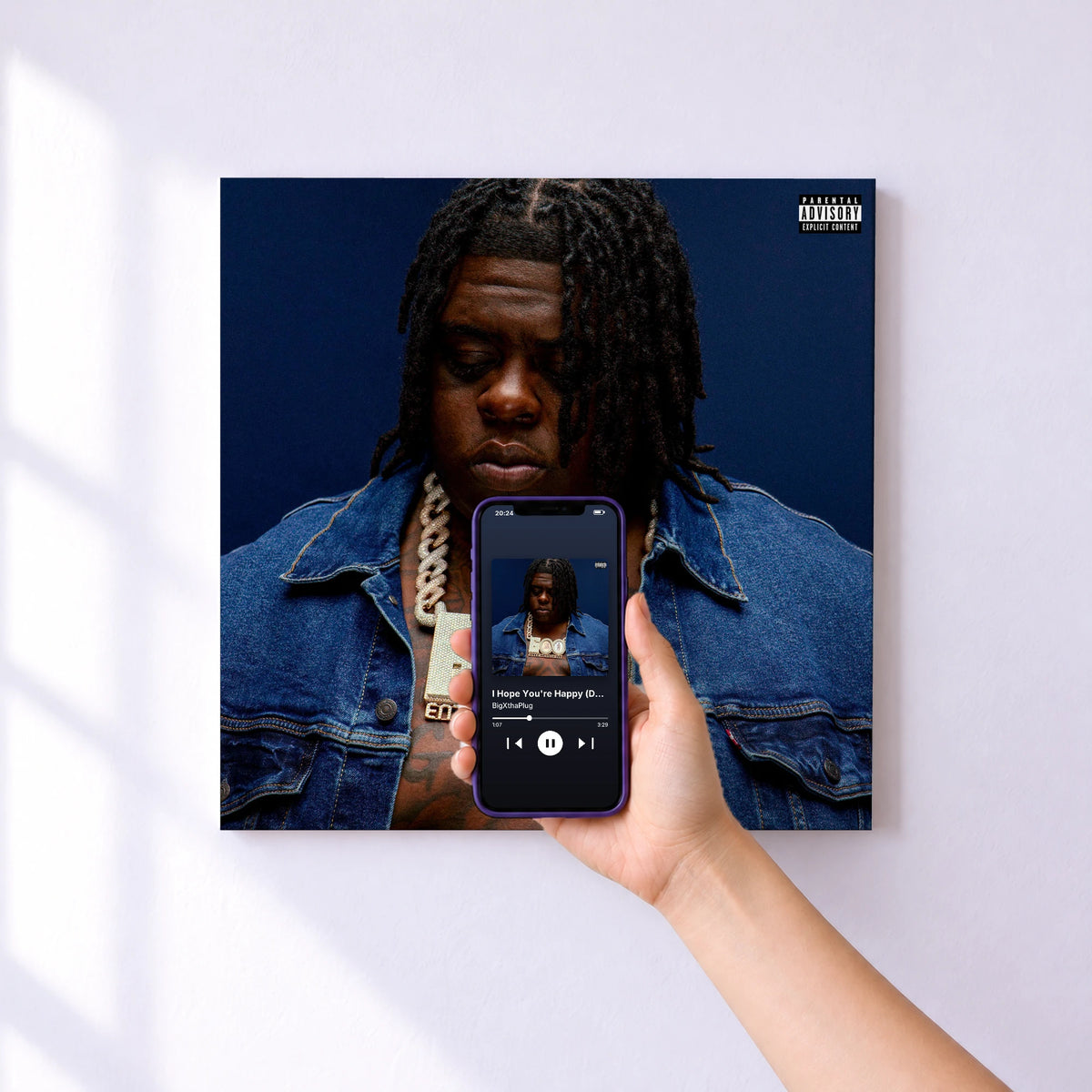 Affiche connectée I Hope You're Happy (Deluxe) de BigXthaPlug au mur : l'album se lance en approchant le téléphone