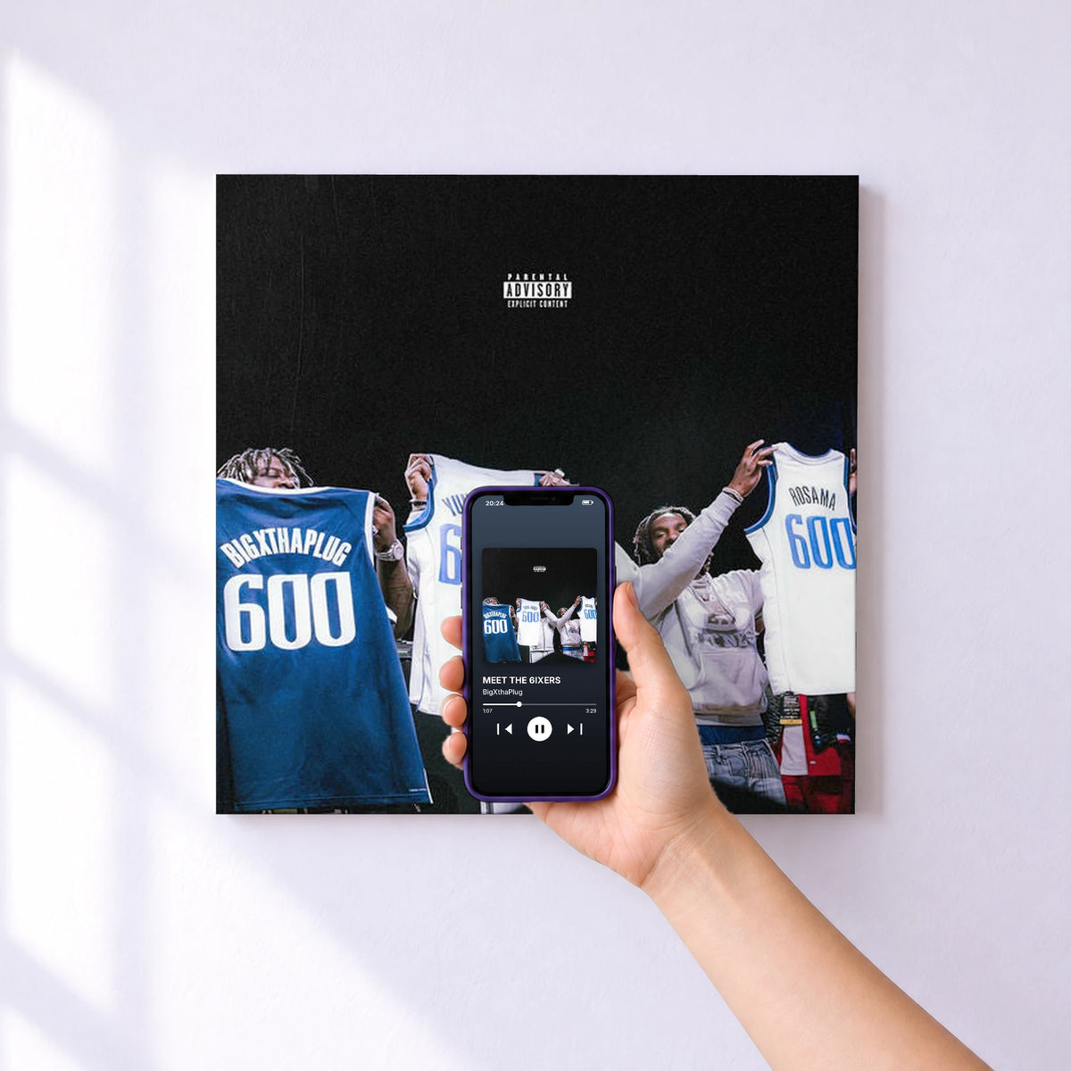 Affiche connectée MEET THE 6IXERS de BigXthaPlug au mur : l'album se lance en approchant le téléphone