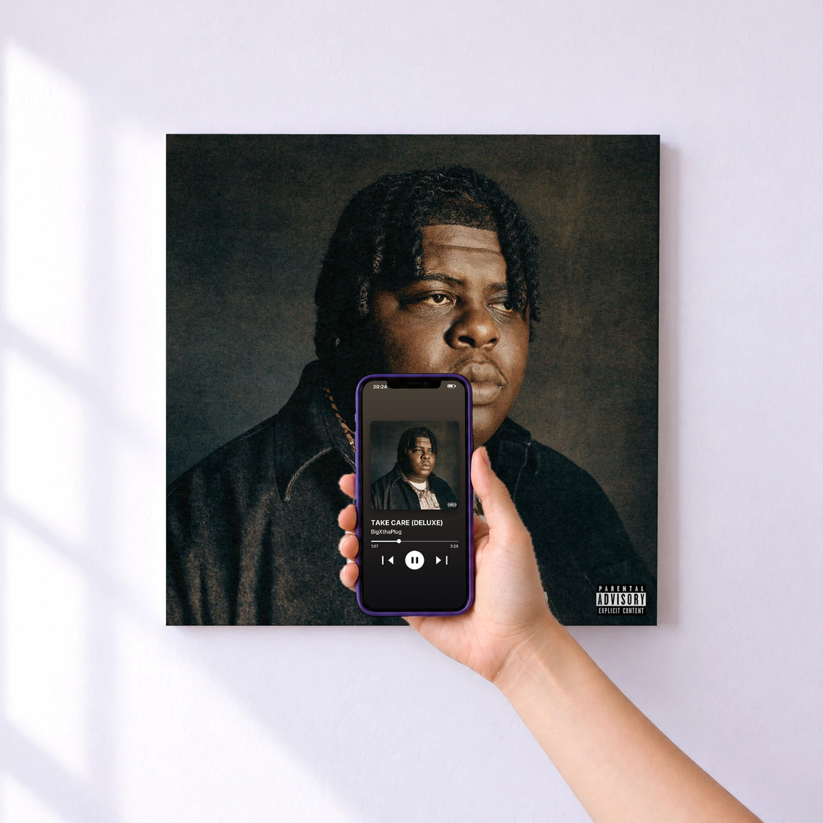 Affiche connectée TAKE CARE (DELUXE) de BigXthaPlug au mur : l'album se lance en approchant le téléphone