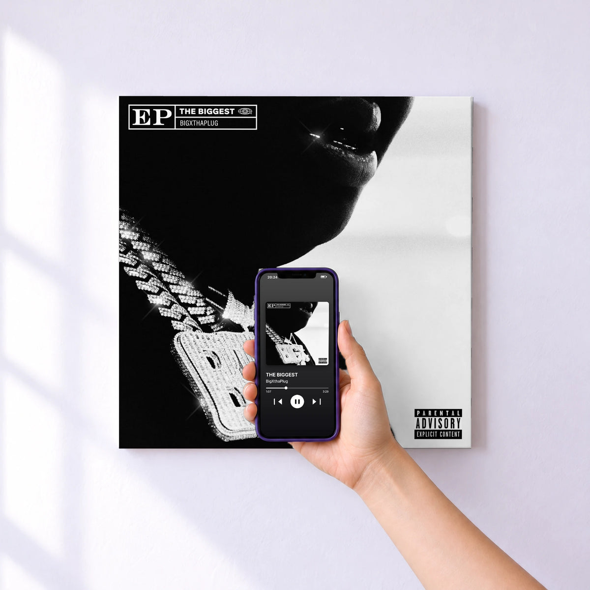 Affiche connectée THE BIGGEST de BigXthaPlug au mur : l'album se lance en approchant le téléphone