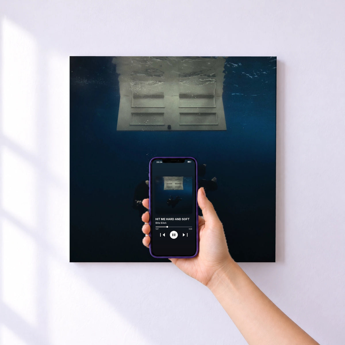 Affiche connectée HIT ME HARD AND SOFT de Billie Eilish au mur : l'album se lance en approchant le téléphone